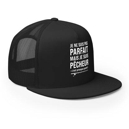 Casquette Trucker, brodée « Je ne suis pas parfait mais je suis pêcheur, c'est presque pareil », en Noir, vue de trois quarts, image 12