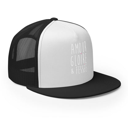Casquette Trucker, brodée « Amour, Gloire & Fessée », en Noir, vue de trois quarts, image 30