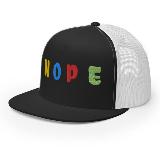 Casquette Trucker de couleur noire et blanche "NOPE"