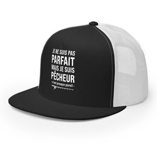Casquette Trucker, brodée « Je ne suis pas parfait mais je suis pêcheur, c'est presque pareil », en Noir, vue de trois quarts