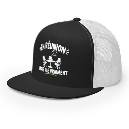 Casquette Trucker, brodée « En réunion mais pas vraiment », en Noir, vue de trois quarts