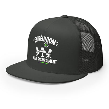 Casquette Trucker, brodée « En réunion mais pas vraiment », vue de trois quarts, image 28