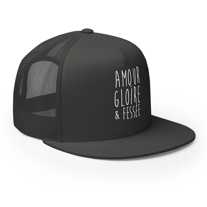 Casquette Trucker, brodée « Amour, Gloire & Fessée », vue de trois quarts, image 24