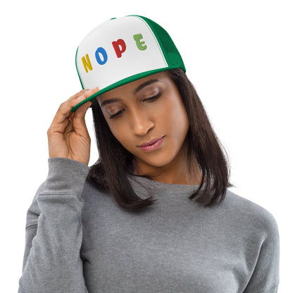 Casquette Trucker de couleur verte "NOPE"