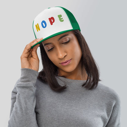 Casquette Trucker de couleur verte "NOPE"