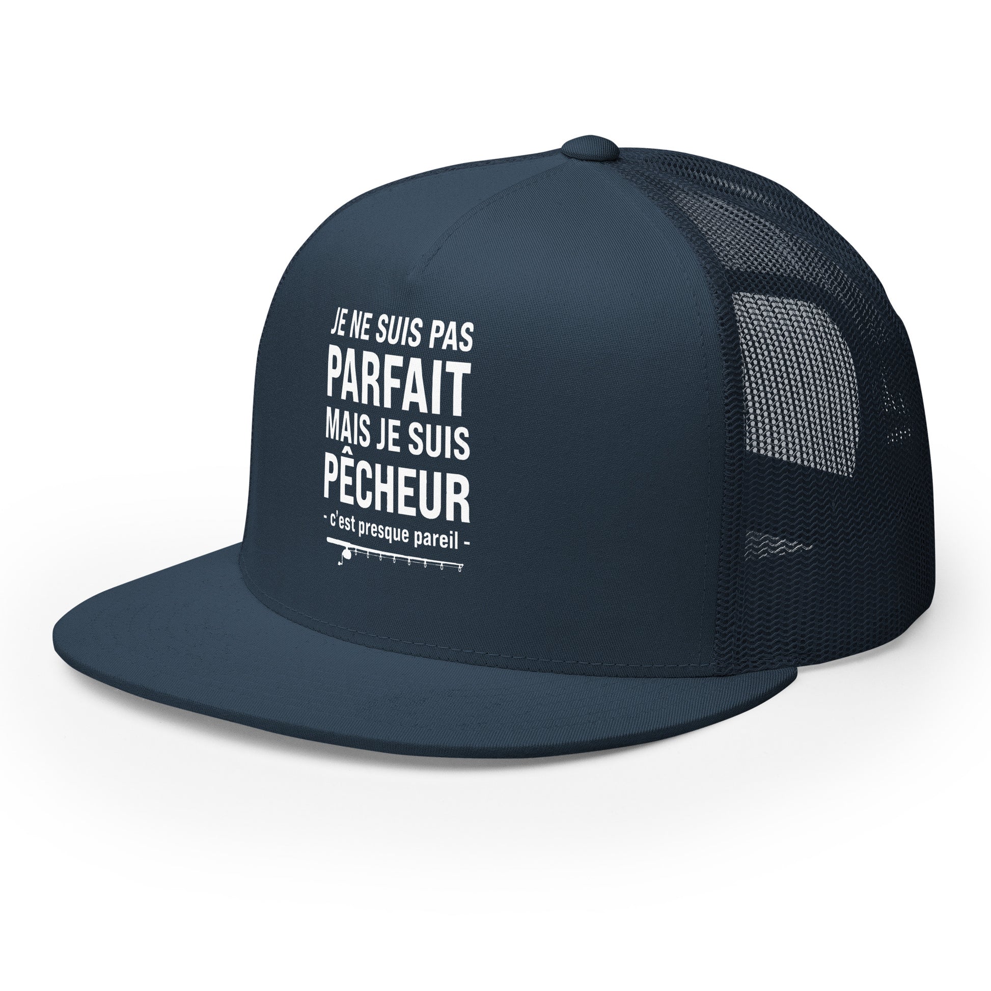 Casquette Trucker, brodée « Je ne suis pas parfait mais je suis pêcheur, c'est presque pareil », en Bleu Marine, vue de trois quarts, image 16