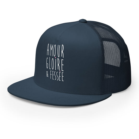 Casquette Trucker, brodée « Amour, Gloire & Fessée », en Bleu Marine, vue de trois quarts
