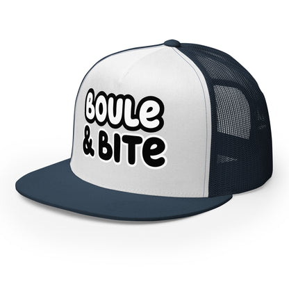 Casquette Trucker, brodée « Boule & Bite », vue de trois quarts, image 21