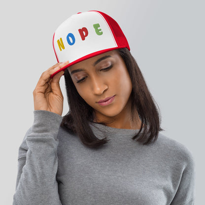 Casquette Trucker de couleur rouge "NOPE"