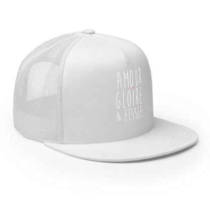 Casquette Trucker, brodée « Amour, Gloire & Fessée », vue de trois quarts, image 60