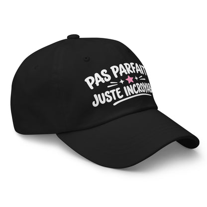 Casquette Baseball, brodée « Pas parfaite, juste incroyable », en Noir, vue de trois quarts, image 6