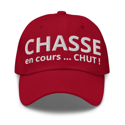 Casquette Baseball, brodée « Chasse en cours ... CHUT ! », en Canneberge, vue de face, image 4