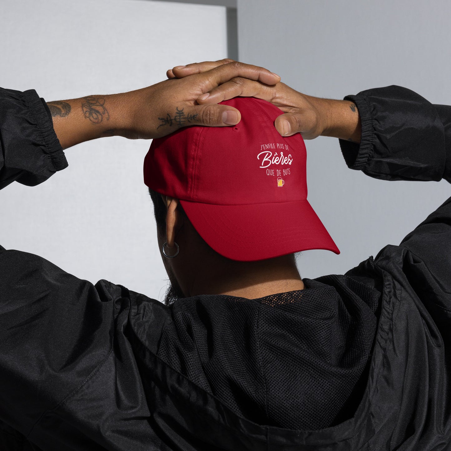 Casquette Baseball, brodée « J'enfile plus de bières que de buts », en Canneberge, vue de face, image 15