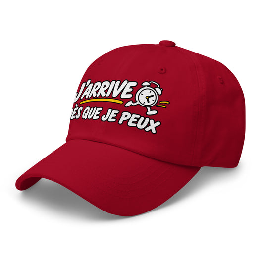 Casquette Baseball, brodée « J'arrive dès que je peux », en Canneberge, vue de trois quarts
