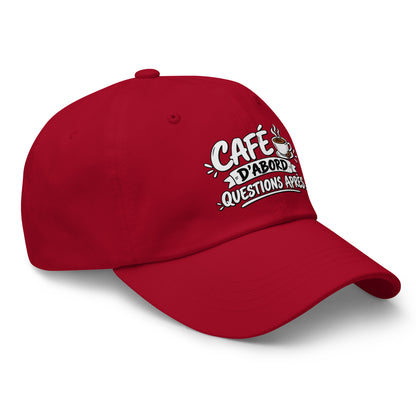 Casquette Baseball, brodée « Café d'abord, questions après », en Canneberge, vue de trois quarts, image 18