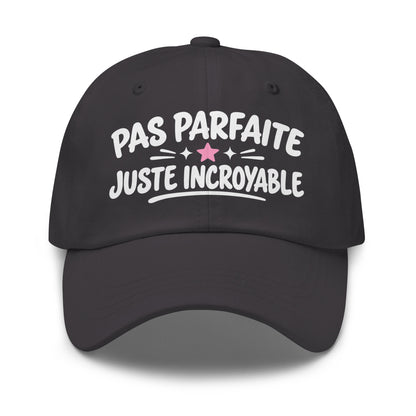 Casquette Baseball, brodée « Pas parfaite, juste incroyable », en Gris Foncé, vue de face, image 19