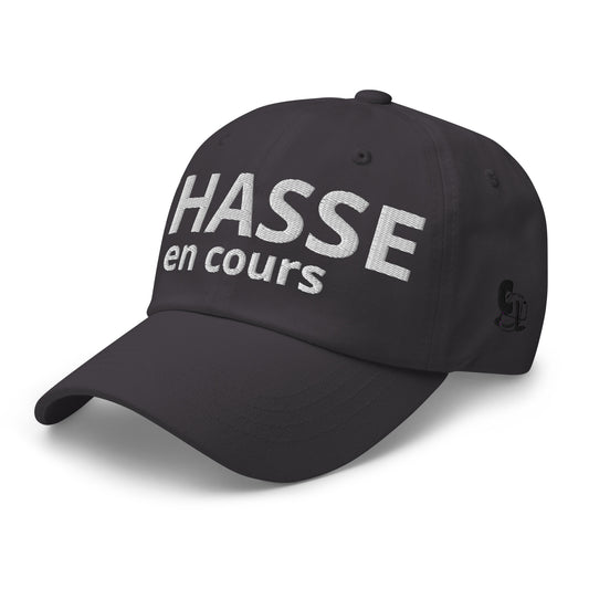 Casquette Baseball, brodée « Chasse en cours », en Gris Foncé, vue de trois quarts