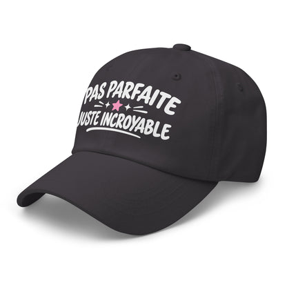 Casquette Baseball, brodée « Pas parfaite, juste incroyable », en Gris Foncé, vue de trois quarts, image 21