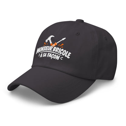 Casquette Baseball, brodée « Monsieur bricole, à sa façon », en Gris Foncé, vue de trois quarts, image 21
