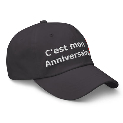 Casquette Baseball, brodée « C'est mon anniversaire », en Gris Foncé, vue de trois quarts, image 27