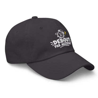 Casquette Baseball, brodée « Debout par accident », en Gris Foncé, vue de trois quarts, image 24
