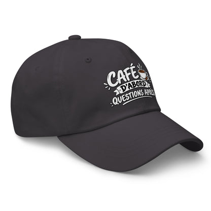 Casquette Baseball, brodée « Café d'abord, questions après », en Gris Foncé, vue de trois quarts, image 24
