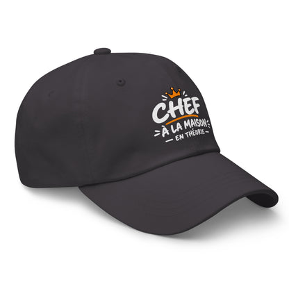 Casquette Baseball, brodée « Chef à la maison, en théorie », en Gris Foncé, vue de trois quarts, image 24