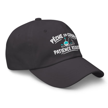 Casquette Baseball, brodée « Pêche en cours, patience requise », en Gris Foncé, vue de trois quarts, image 24