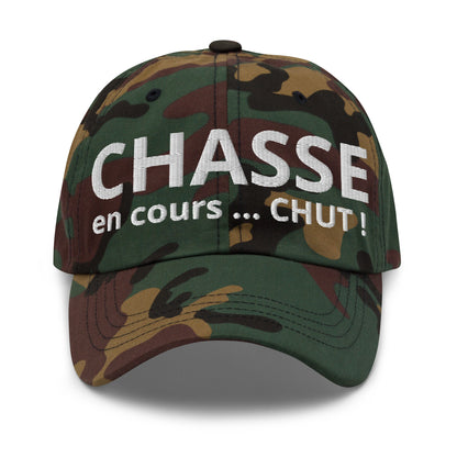 Casquette Baseball, brodée « Chasse en cours ... CHUT ! », en Camouflage Vert, vue de face, image 2