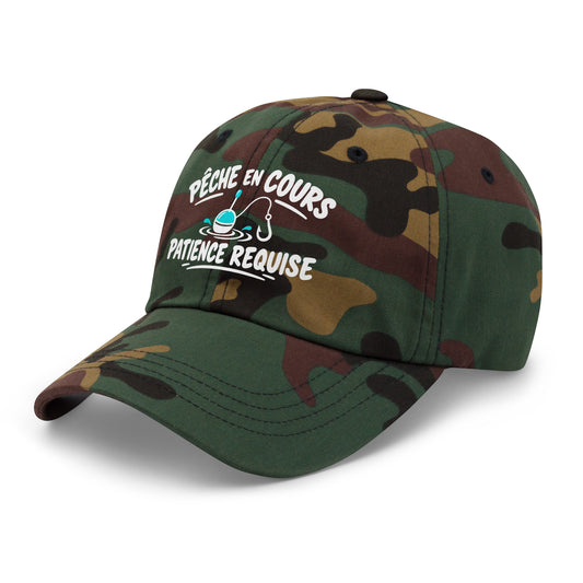 Casquette Baseball, brodée « Pêche en cours, patience requise », en Camouflage Vert, vue de trois quarts