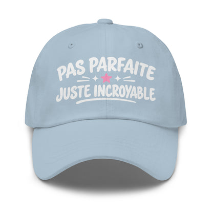 Casquette Baseball, brodée « Pas parfaite, juste incroyable », en Bleu Clair, vue de face, image 49