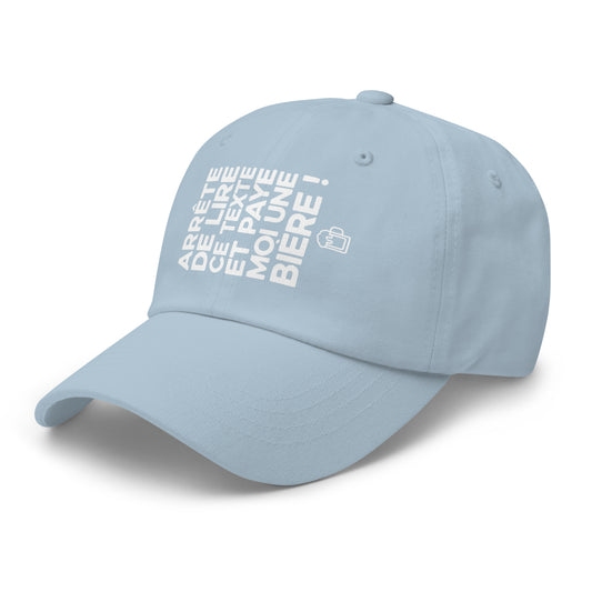 Casquette Baseball, brodée « Arrête de lire ce texte et paye moi une bière », en Bleu Clair, vue de trois quarts