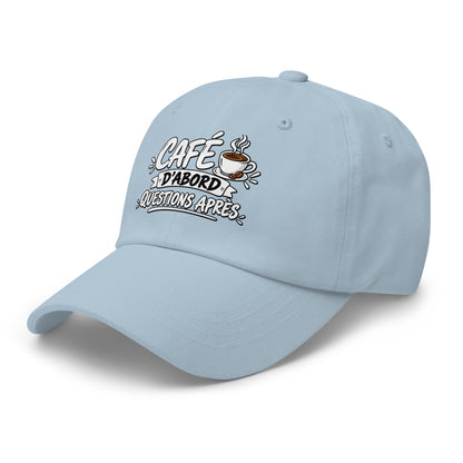 Casquette Baseball, brodée « Café d'abord, questions après », en Bleu Clair, vue de trois quarts