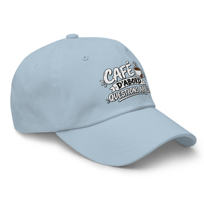 Casquette Baseball, brodée « Café d'abord, questions après », en Bleu Clair, vue de trois quarts, image 53