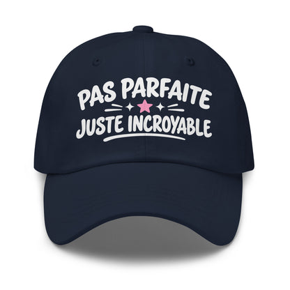 Casquette Baseball, brodée « Pas parfaite, juste incroyable », en Bleu Marine, vue de face, image 8