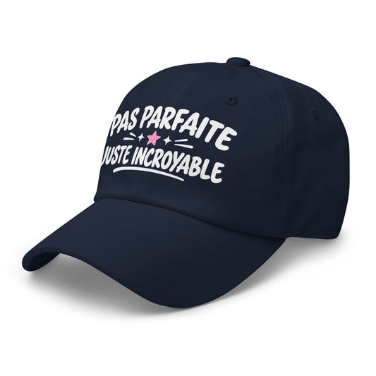 Casquette Baseball, brodée « Pas parfaite, juste incroyable », en Bleu Marine, vue de trois quarts