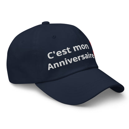 Casquette Baseball, brodée « C'est mon anniversaire », en Bleu Marine, vue de trois quarts, image 16