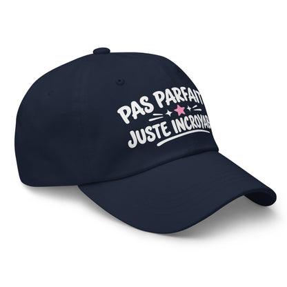 Casquette Baseball, brodée « Pas parfaite, juste incroyable », en Bleu Marine, vue de trois quarts, image 11