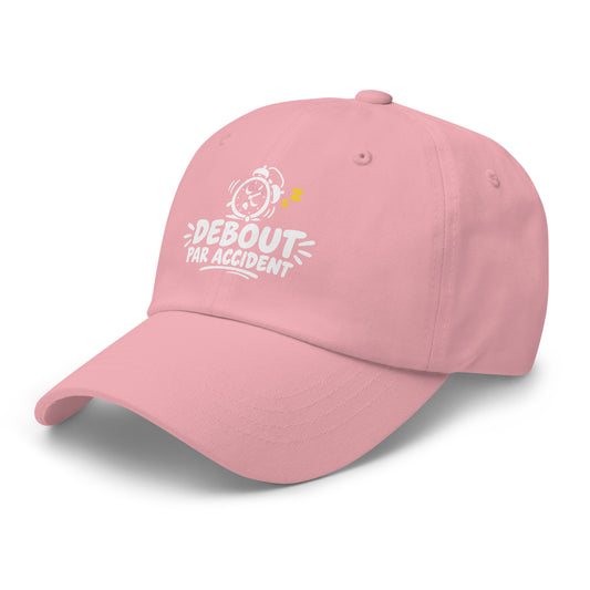 Casquette Baseball, brodée « Debout par accident », en Rose, vue de trois quarts
