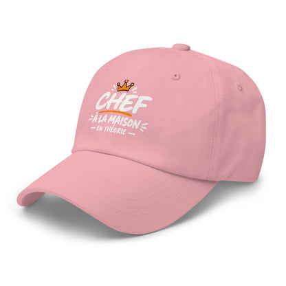 Casquette Baseball, brodée « Chef à la maison, en théorie », en Rose, vue de trois quarts, image 45