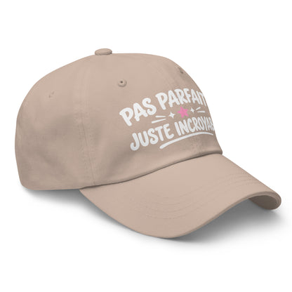 Casquette Baseball, brodée « Pas parfaite, juste incroyable », en Pierre, vue de trois quarts, image 41