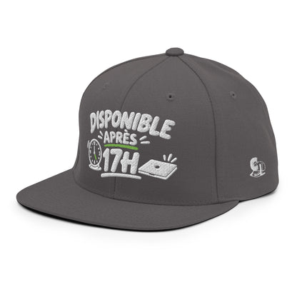 Casquette Snapback, brodée « Disponible après 17h », en Gris Foncé, vue de trois quarts, image 80