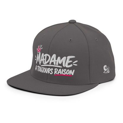 Casquette Snapback, brodée « Madame à toujours raison », en Gris Foncé, vue de trois quarts, image 80