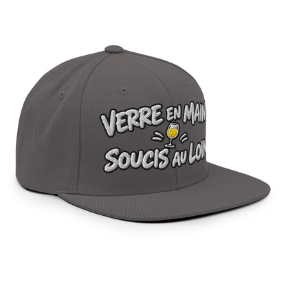 Casquette Snapback, brodée « Verre en main, souci au loin », en Gris Foncé, vue de trois quarts, image 82