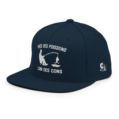 Casquette Snapback, brodée « Près des poissons, loin des cons », en Bleu Marine Foncé, vue de trois quarts, image 26