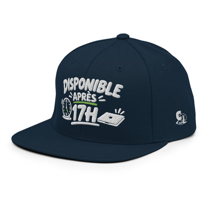 Casquette Snapback, brodée « Disponible après 17h », en Bleu Marine Foncé, vue de trois quarts, image 21