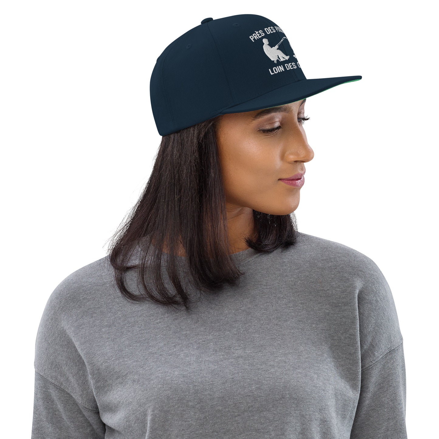 Casquette Snapback, brodée « Près des poissons, loin des cons », en Bleu Marine Foncé, vue de côté, image 18