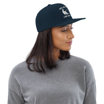 Casquette Snapback, brodée « Près des poissons, loin des cons », en Bleu Marine Foncé, vue de côté, image 18