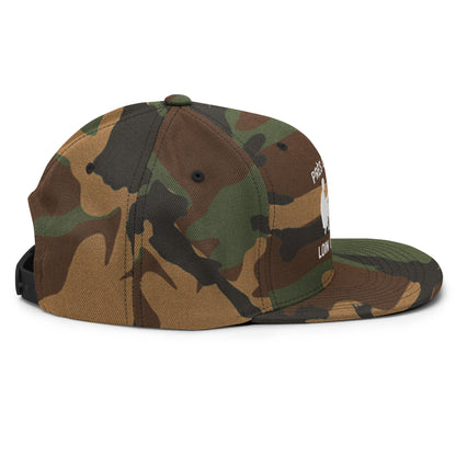 Casquette Snapback, brodée « Près des poissons, loin des cons », en Camouflage Vert, vue de côté, image 83