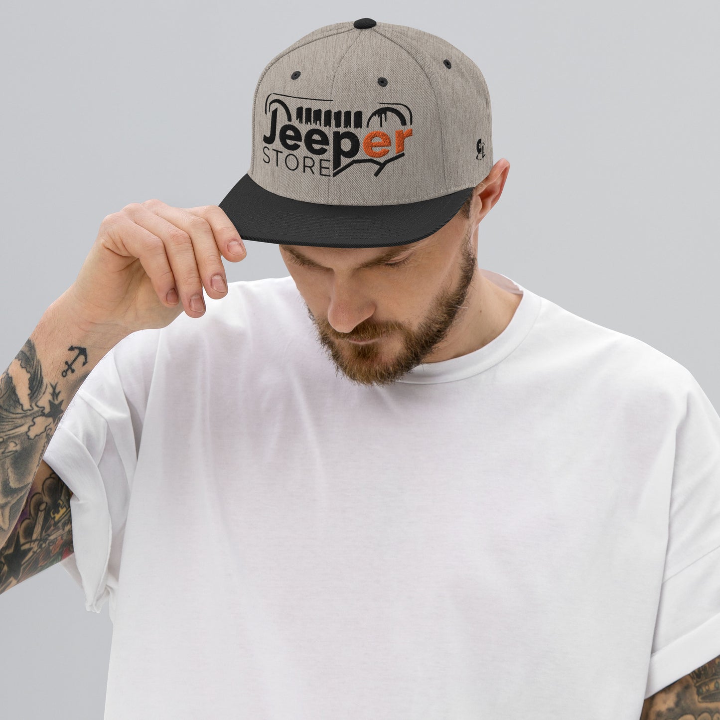 Casquette SnapBack de couleur grise et noire "Jeeper Store"